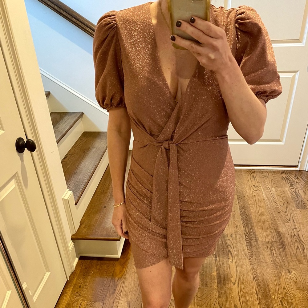 Saylor dress size M (fits more like a S) never worn, puff sleeve, shimmer mauve